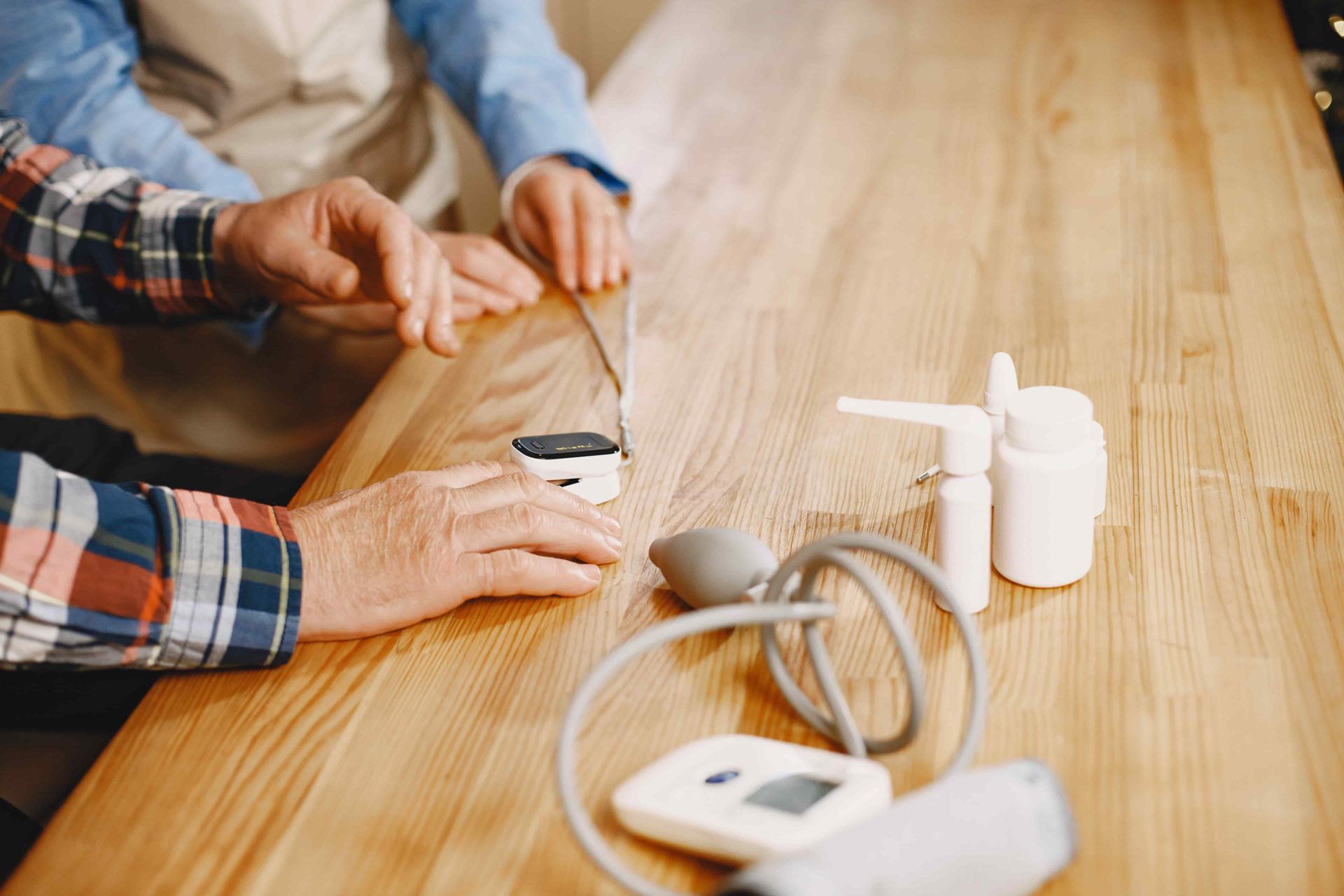 Professionnelle de santé sur ordinateur avec stéthoscope